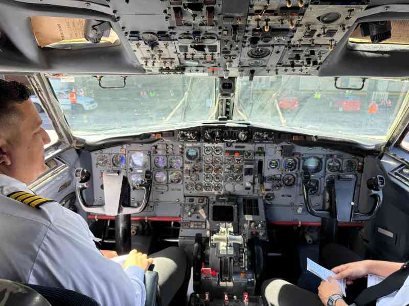 En la cabina con el piloto, quien compara esta aeronave con un Volkswagen de los años 60