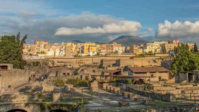 Los pergaminos de Herculano revelan la ubicación de la tumba del jardín de Platón.