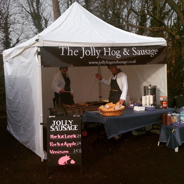 La primera aparición de The Jolly Hog en 2008, en el estacionamiento del equipo de rugby Harlequins, cuando obtuvieron £500